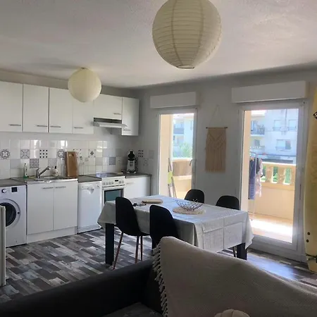 T2, Bord De Et Piscine Apartman *