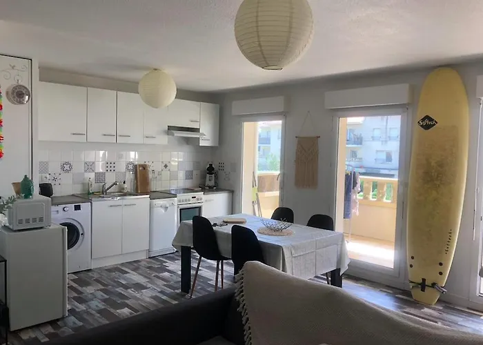 T2, Bord De Et Piscine Apartman *